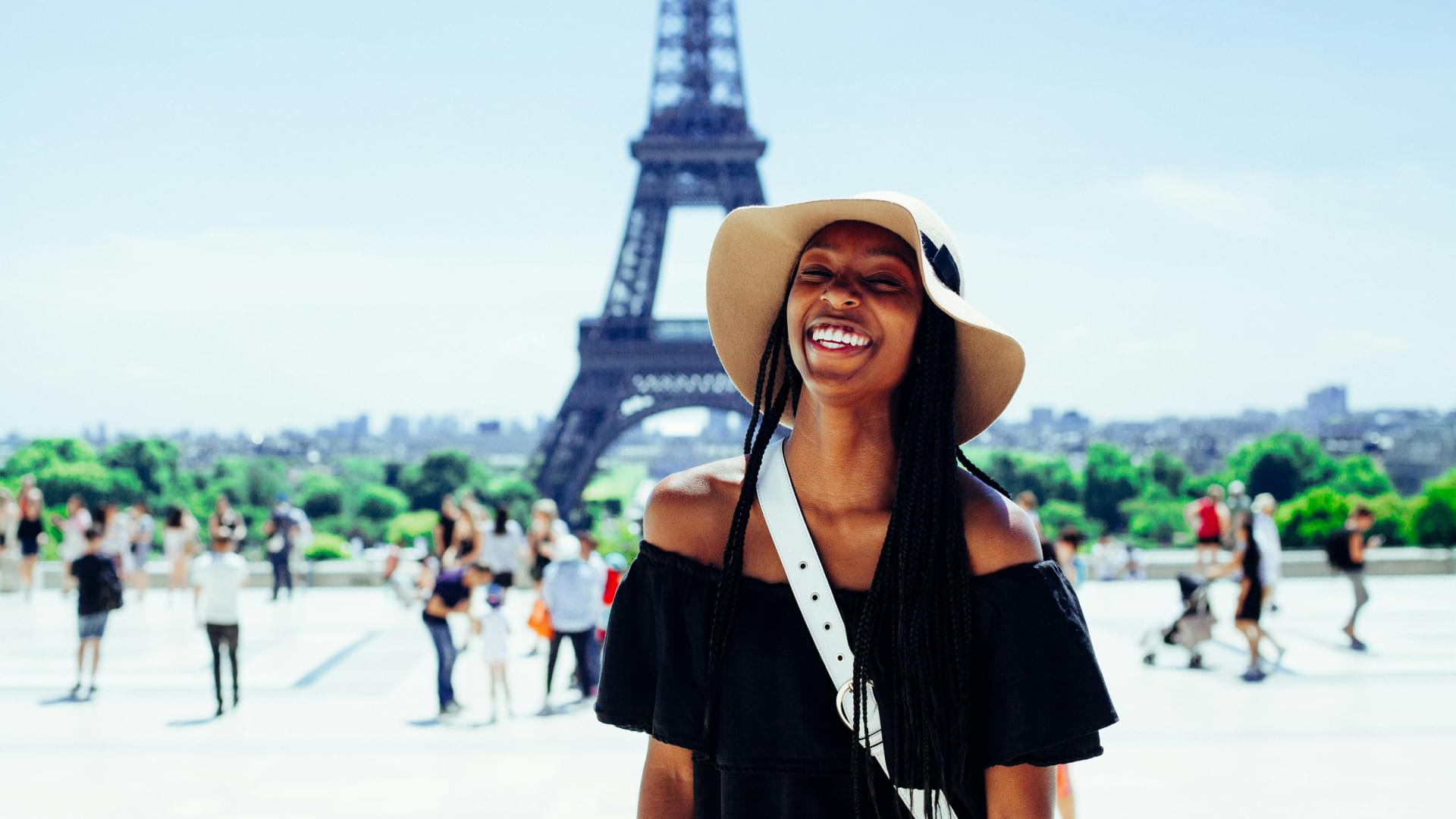 women in front eiffel tower